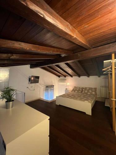 罗马Residenza Morlupo (Fleming)的一间带一张床的卧室,位于带木制天花板的房间内