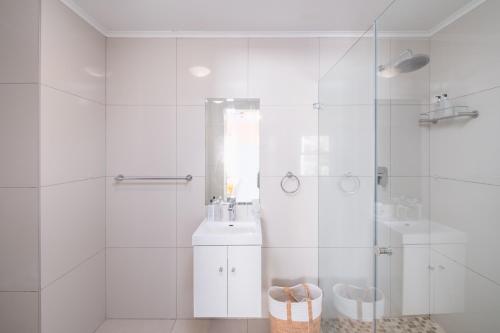 开普敦Paragon Artsy Home Vibes的带淋浴和盥洗盆的白色浴室