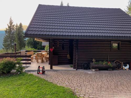 耶塞尼采Dwarfs cabin overlooking Julian Alps near Bled的小木屋设有天井、桌子和长凳