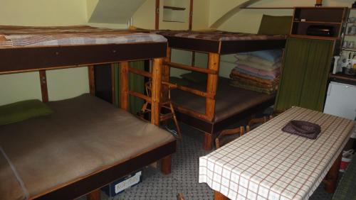 耶塞尼克Ranch Eden, Jeseník的带两张双层床和长凳的房间