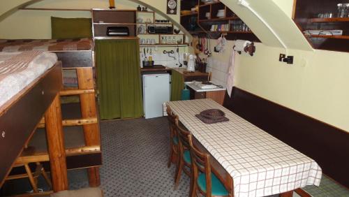 耶塞尼克Ranch Eden, Jeseník的一间小厨房,内设一张桌子