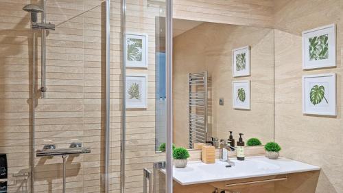 毕尔巴鄂Mood Bilbao Apartamentos - New & Special的一间带水槽和淋浴的浴室