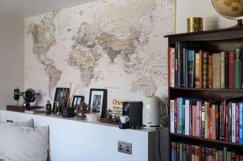 ParkstoneLuxurious cabin with desk & mini library的墙上的世界地图,书本