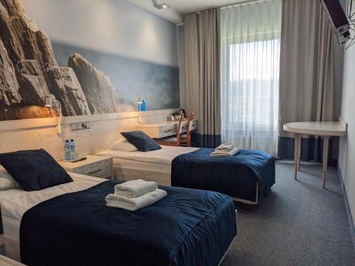 格丁尼亚摩尔思琪酒店的酒店客房,配有两张带毛巾的床