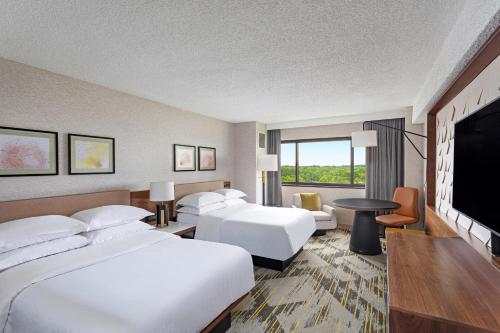爱迪生Sheraton Edison的酒店客房设有两张床和一台平面电视。