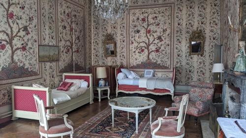 勒布伊Maison d'hôtes - Hôtel particulier de Jerphanion Cambacérès的卧室配有一张床和一张桌子及椅子