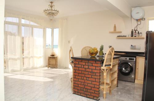 赫尔格达Villa Anna & Snake的厨房配有砖台和炉灶