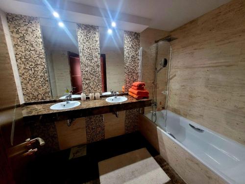 贝纳阿维斯Secret View Benahavis的浴室配有两个盥洗盆和浴缸。