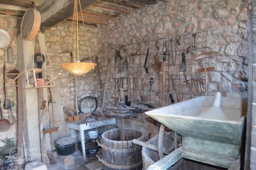 福松布罗内La Casa del Mulino的石屋设有水槽和石墙