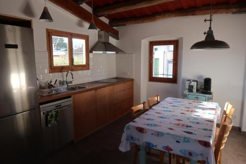 马斯诺apartamento cerca de tren, playa y Barcelona的厨房配有桌子和桌布