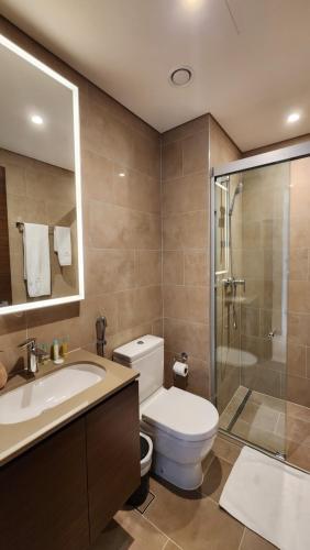 迪拜STAY BY LATINEM Luxury 1BR Holiday Home CVR A2803 near Burj Khalifa的浴室配有卫生间、盥洗盆和淋浴。