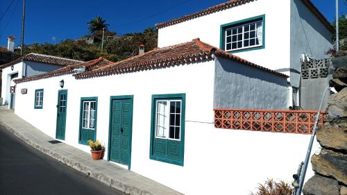 马佐La casa de Isabel的街上的白色房子,带绿门