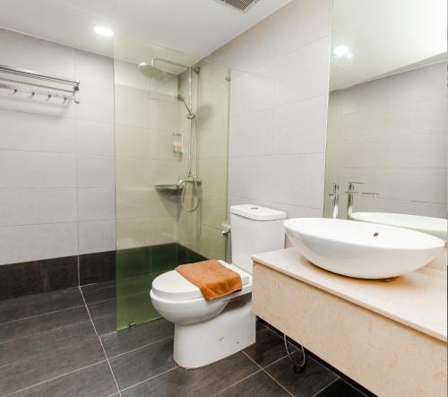 珍南海滩兰卡威别墅酒店的浴室配有白色卫生间和盥洗盆。