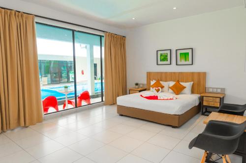 珍南海滩兰卡威别墅酒店的一间卧室设有一张床和一个大窗户