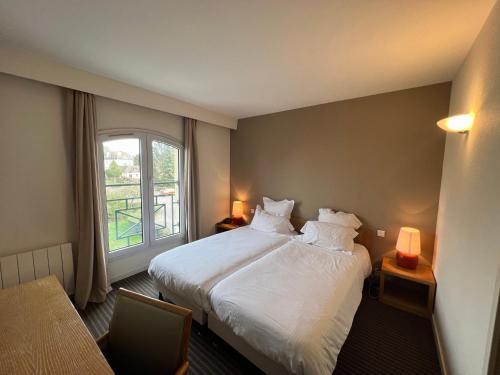 卢维耶乐普雷酒店的酒店客房设有床和窗户。