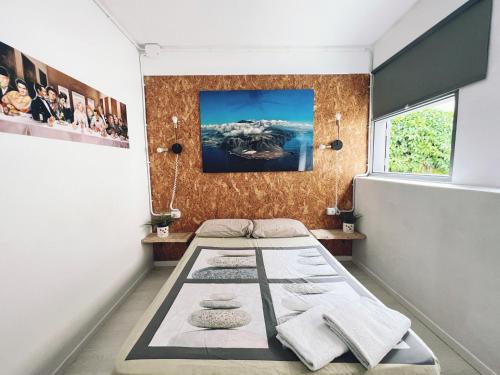 圣克鲁斯-德特内里费特内里费之旅旅馆的客房设有两张床和一台墙上的电视。