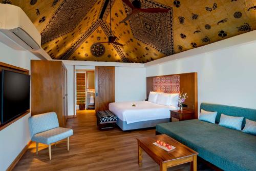 克罗托格奥瑞格斐济海滩度假酒店的酒店客房,配有床和沙发