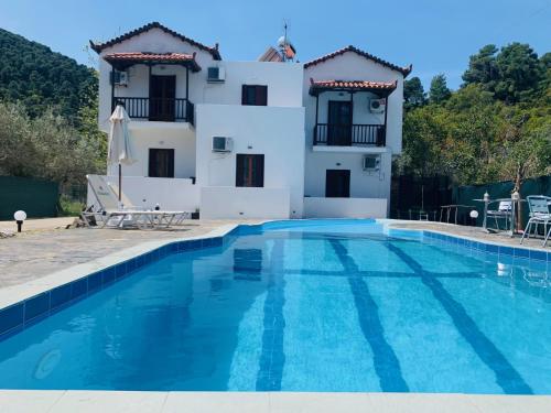 斯塔菲罗斯Skopelos Inn的一座带游泳池和房子的别墅