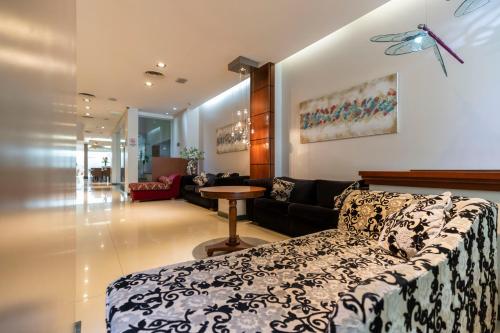 布宜诺斯艾利斯Blank Hotel Recoleta的客厅配有沙发和桌子