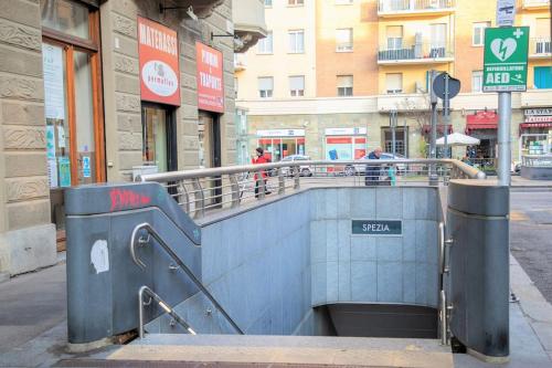 都灵Casa Spezia - Metro Vicina, Wi-Fi Rapido & Netflix的城市街道边的蓝色物体
