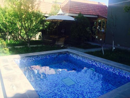Argavand阿尔贾凡餐厅酒店的庭院里的一个蓝色海水游泳池