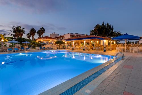 蒂加基蒂加基之星酒店的一个大型游泳池,酒店背景