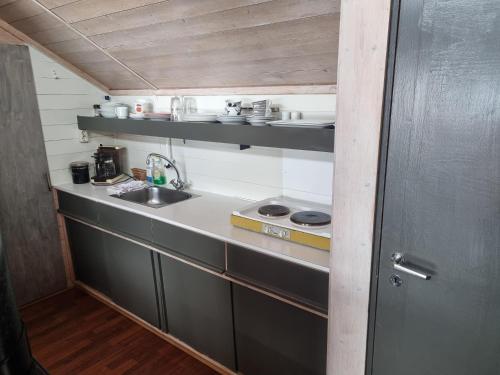 LusterKvamshaugen hytter的厨房配有水槽和台面