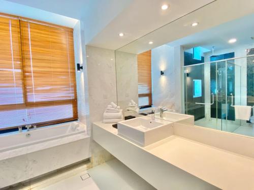 珍南海滩Merissa Luxury Private Pool Villa的一间带水槽和大镜子的浴室