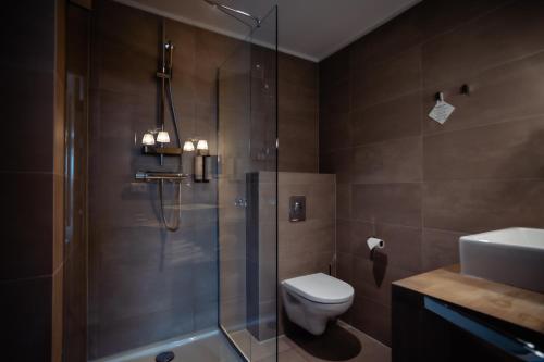 海滨诺德韦克Villa de Duinen - Adults Only的带淋浴、卫生间和盥洗盆的浴室