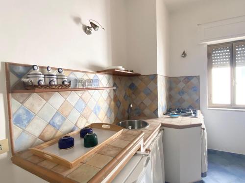 马里迪莫Rosa Dei Venti Marettimo的厨房配有水槽和台面