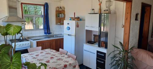 阿加斯杜尔斯Marazul的厨房配有桌子和白色冰箱。