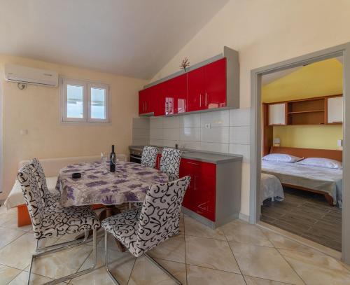 马卡尔斯卡里巴雷威客公寓的一间带桌椅的厨房和一间卧室