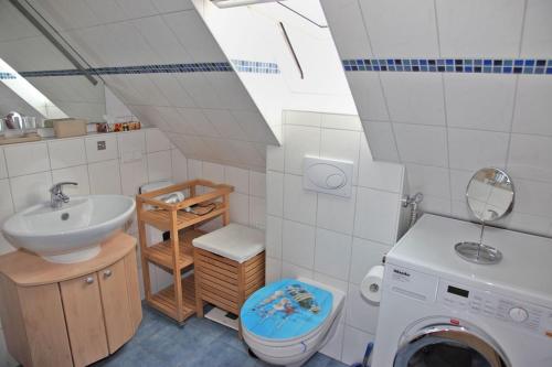 诺登Ferienwohnung Inselblick Norddeich mit Meerblick的一间带水槽和洗衣机的浴室