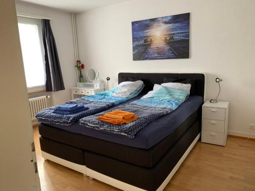 伯尔尼Ferienwohnung in Bern的一间小卧室,配有一张蓝色床单