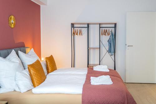 杜伊斯堡Golden Design Zentral的酒店客房,配有带毛巾的床
