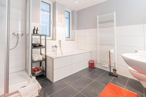 杜伊斯堡Golden Design Zentral Office Kitchen Garage的一间带水槽、浴缸和卫生间的浴室