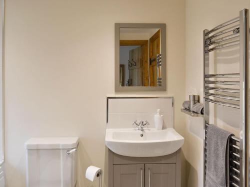 Barnby MoorCowslip - Uk13138的一间带水槽和镜子的浴室