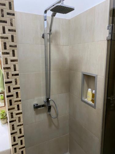 卡梅隆“Nelly’s House” Excelente Ubicación y Confort的浴室内配有淋浴和头顶淋浴