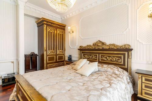 拉默齐亚泰尔默B&Boutique Lamezia Terme的一间卧室配有一张大床和一个吊灯。