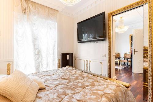 拉默齐亚泰尔默B&Boutique Lamezia Terme的一间卧室配有一张床和一面大镜子