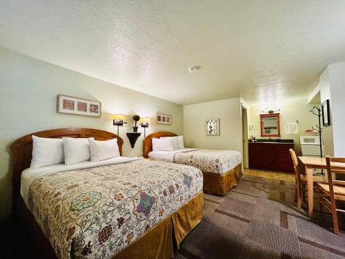 温索普加德纳山宾馆的酒店客房设有两张床和一张桌子。