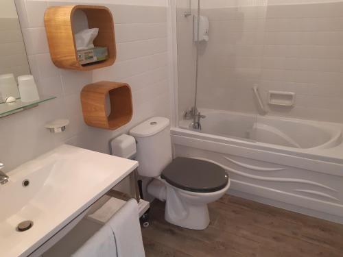 基伯龙科尔诺亚奎贝隆普拉奇酒店的浴室配有卫生间、盥洗盆和浴缸。