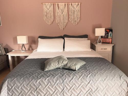 凯尔西温The Blue Door Apartment的一间卧室配有一张带两个枕头的床