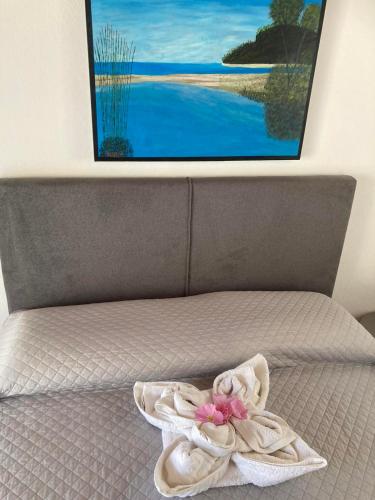 卡里利梅内斯Karampinis的床上的毛巾,墙上挂着照片