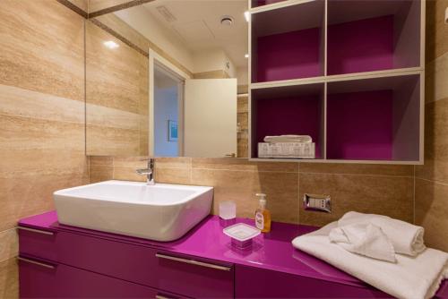 MonteluponeVILLA GARULLI的浴室配有白色水槽和紫色柜台。