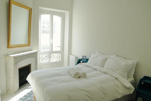 尼斯Escale de Nice的一张白色的床,上面有两条毛巾