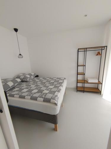 加茨比亚格拉Apartamenty HELIOS的一间白色客房内的床铺卧室