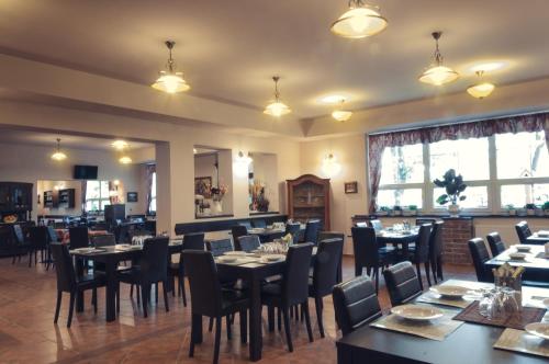新伊钦Chatová osada Na Skalkách的一间在房间内配有桌椅的餐厅