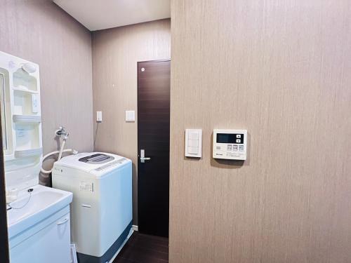 川口市20mins Direct to Ueno 21mins to Ikebukuro Max for 3 peole Nishikawaguchi302的一间带洗衣机和水槽的浴室