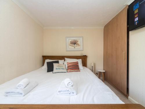 伦敦Pass the Keys Spacious Cosy Home Close To London Abbey Wood的卧室配有白色床和毛巾